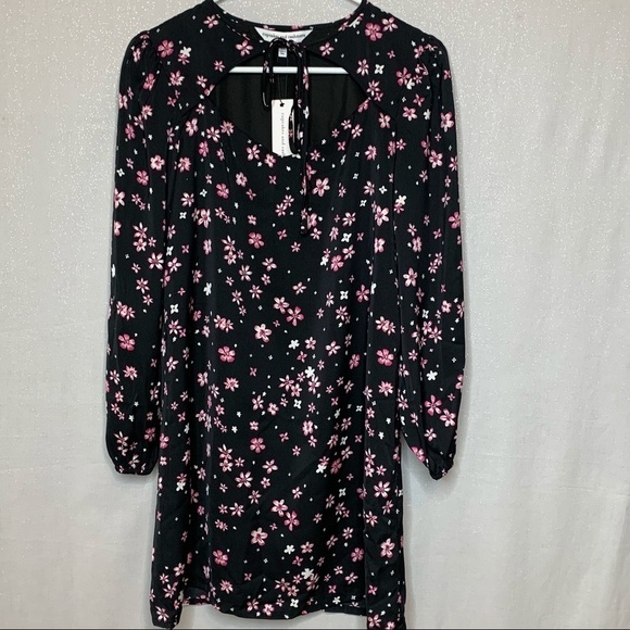 Cupcakes and Cashmere - Black Odele Printed Crepon A-line Dress - Picture 4 of 9